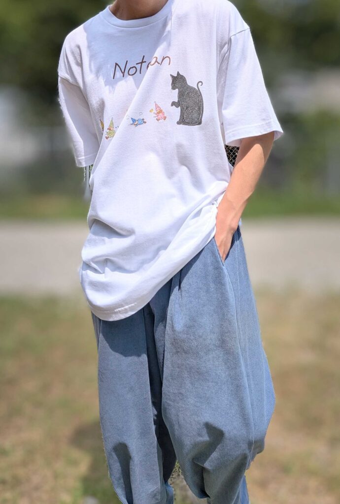 猫と小人の出会いTシャツ